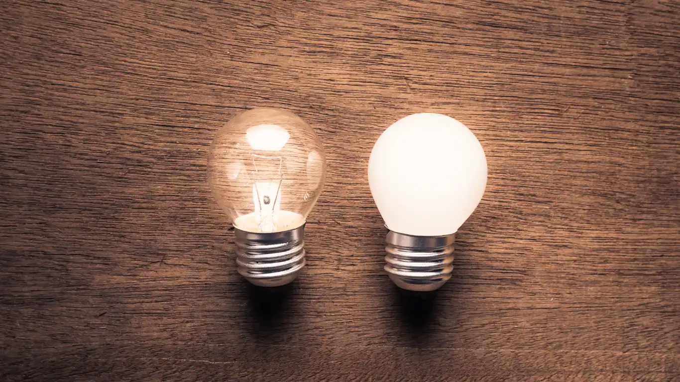 切れている電球と点いている電球