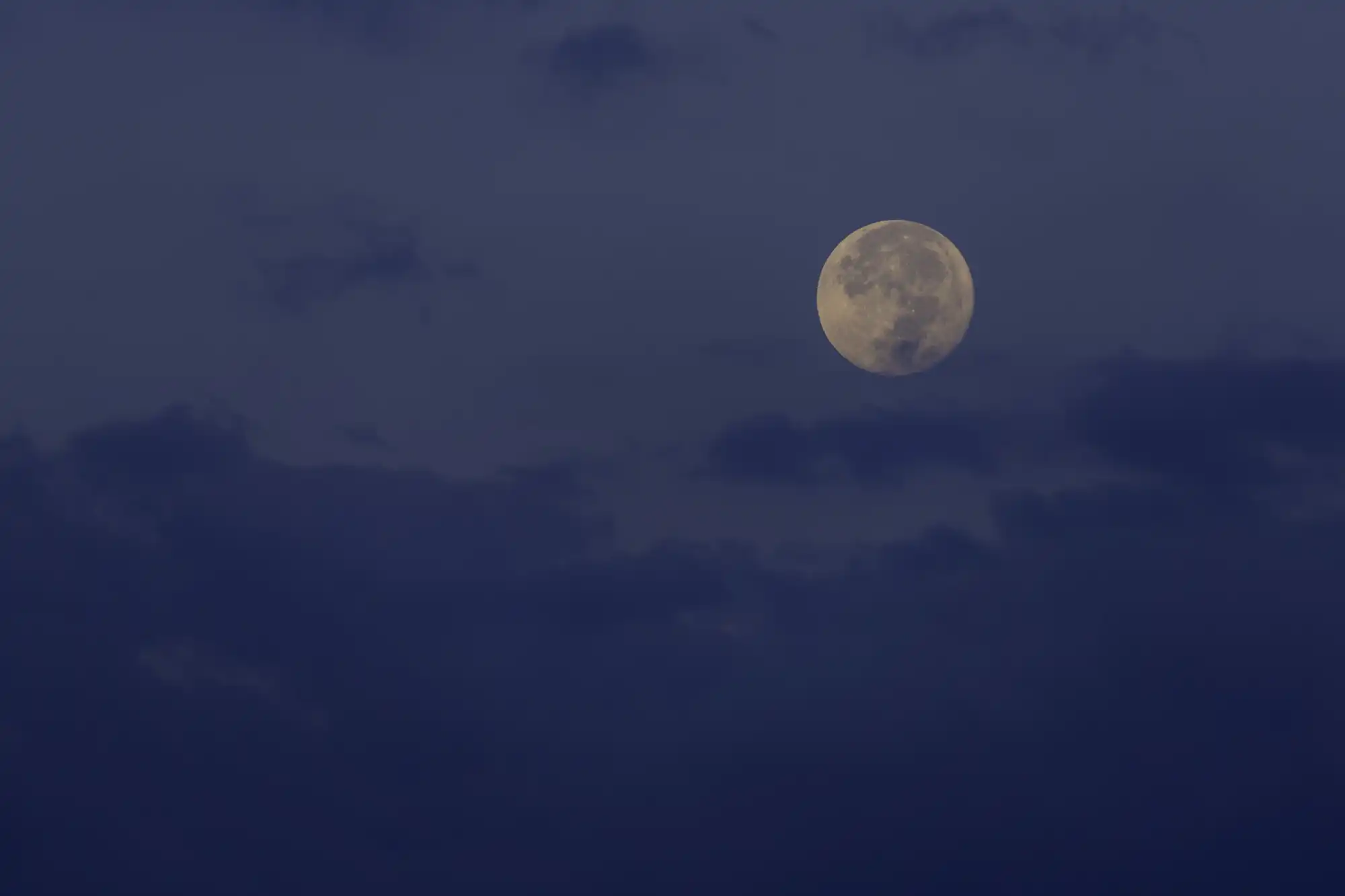 夕暮れ時の満月