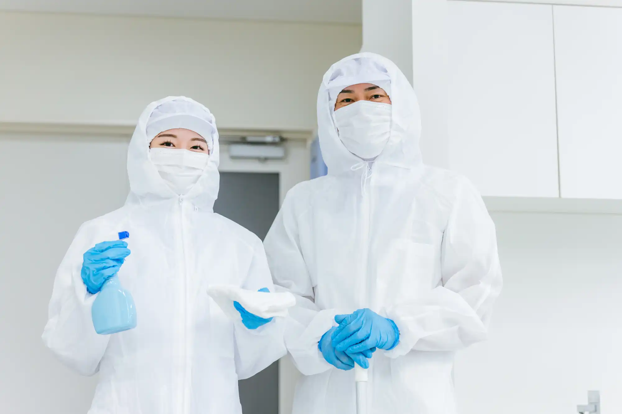 防護服をまとった二名の作業員