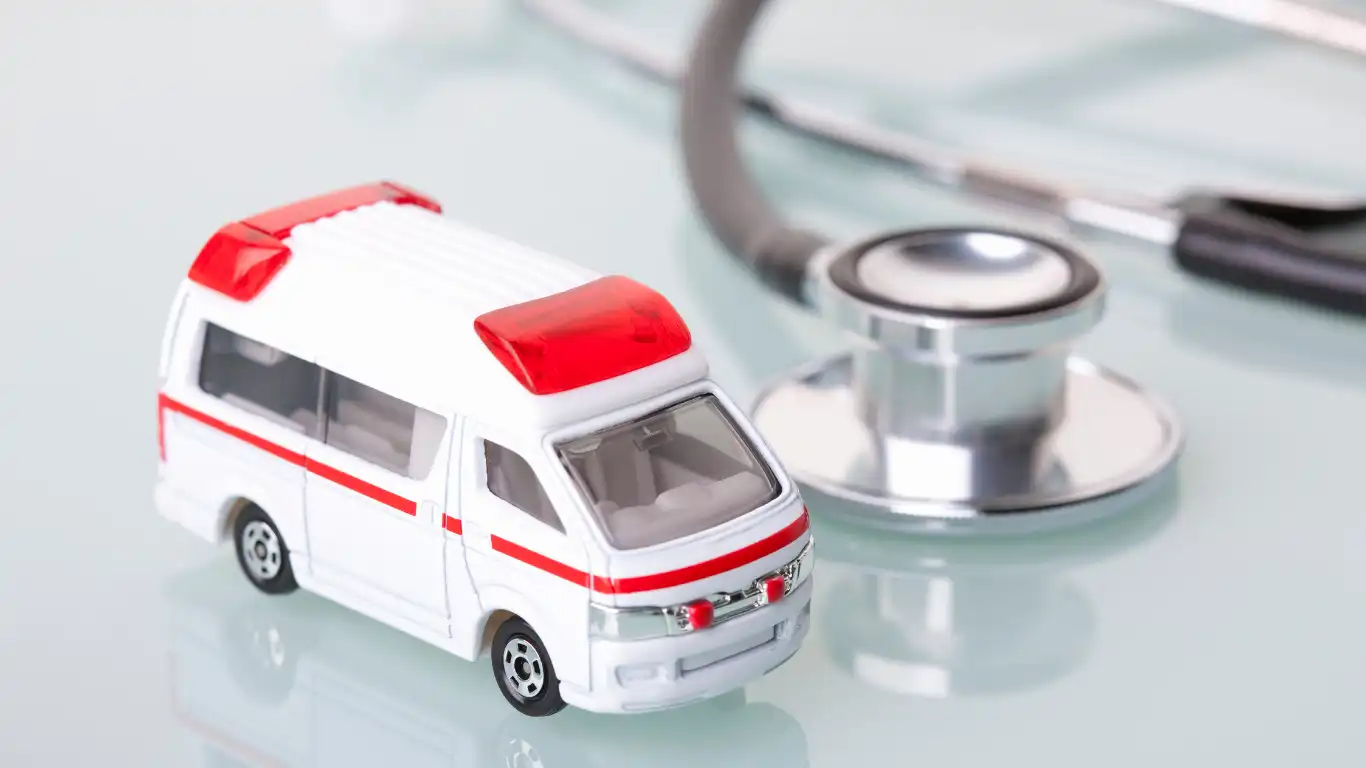 救急車の模型と聴診器